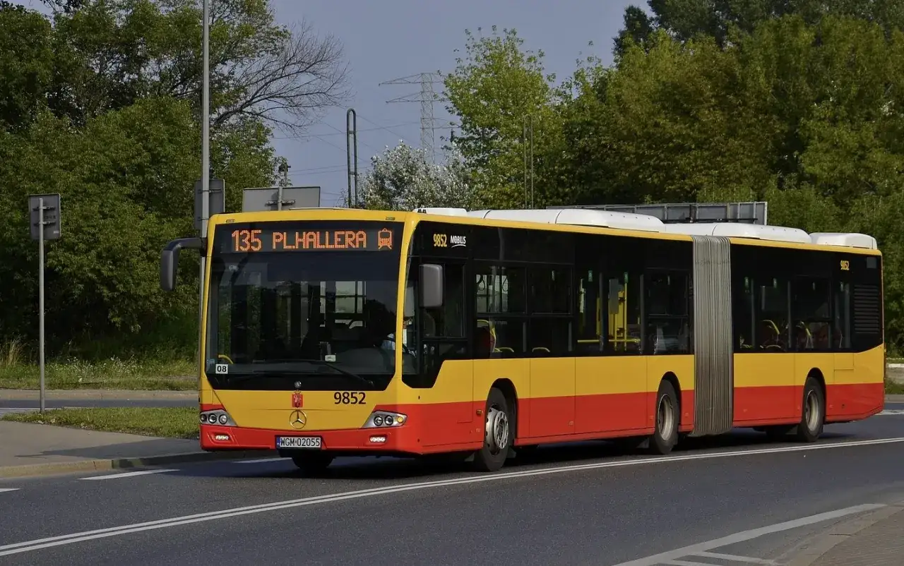 Autobus linii 135 w Warszawie, jadący ulicą.