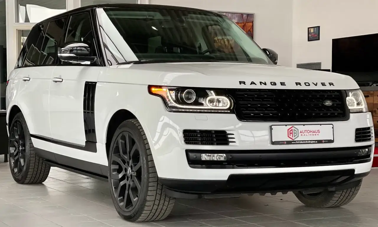 Wei&szlig;er Range Rover im Autohaus. Ein Blick auf den attraktiven Range Rover Preis gebraucht.
