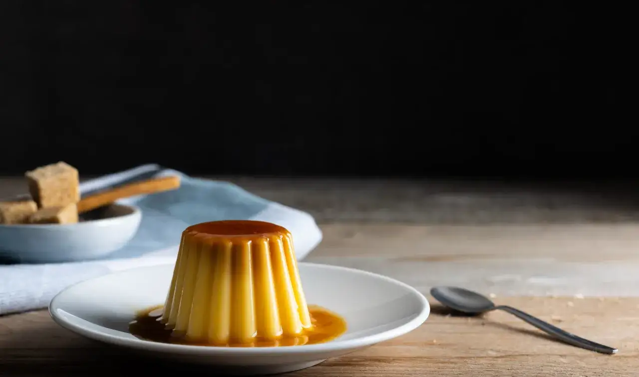Un d&eacute;licieux cr&egrave;me caramel, tout juste d&eacute;moul&eacute;, baignant dans son sirop ambr&eacute;. La cuisson parfaite pour ce dessert classique.