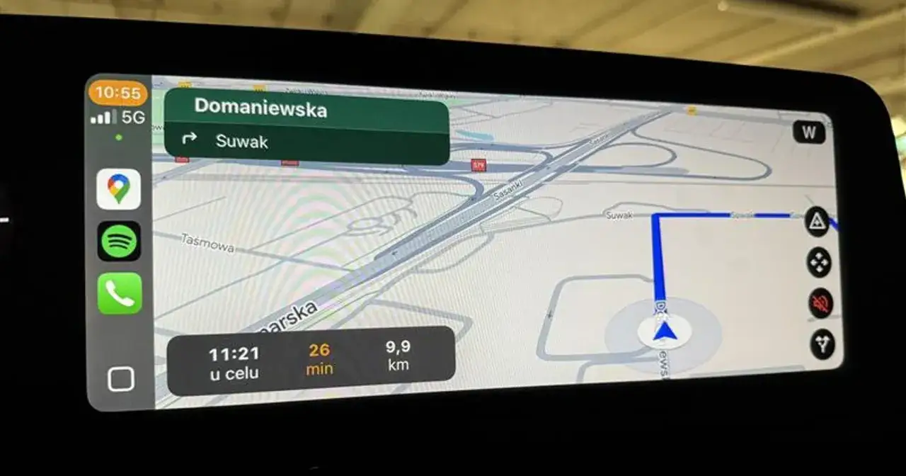 Nawigacja na telefonie pokazuje trasę do Domaniewskiej. Darmowa nawigacja na telefon bez internetu po polsku działa bez zarzutu.