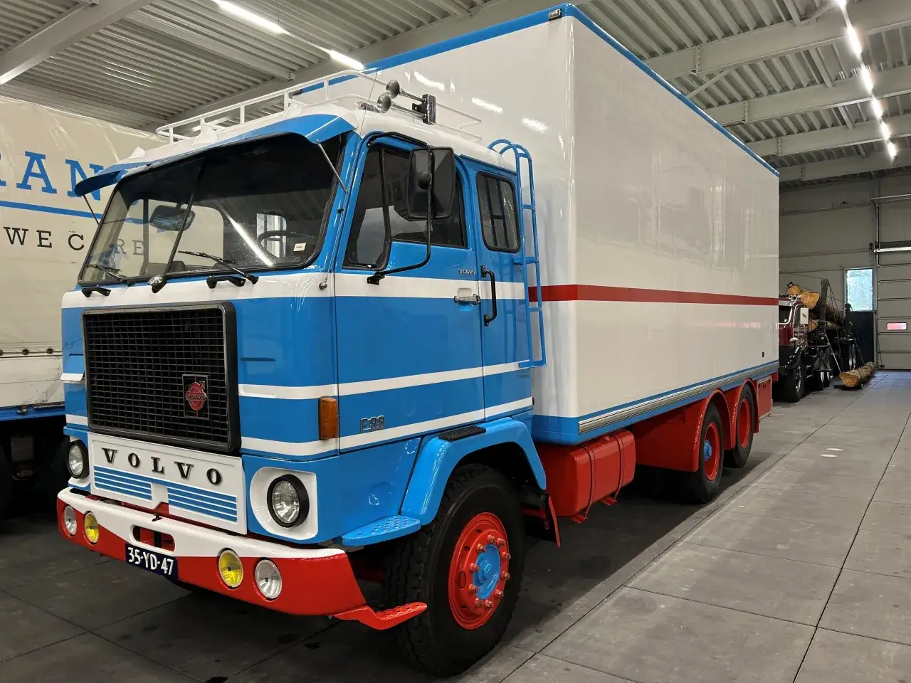 Camion Volvo F88 bleu et blanc, prêt pour une nouvelle aventure.
