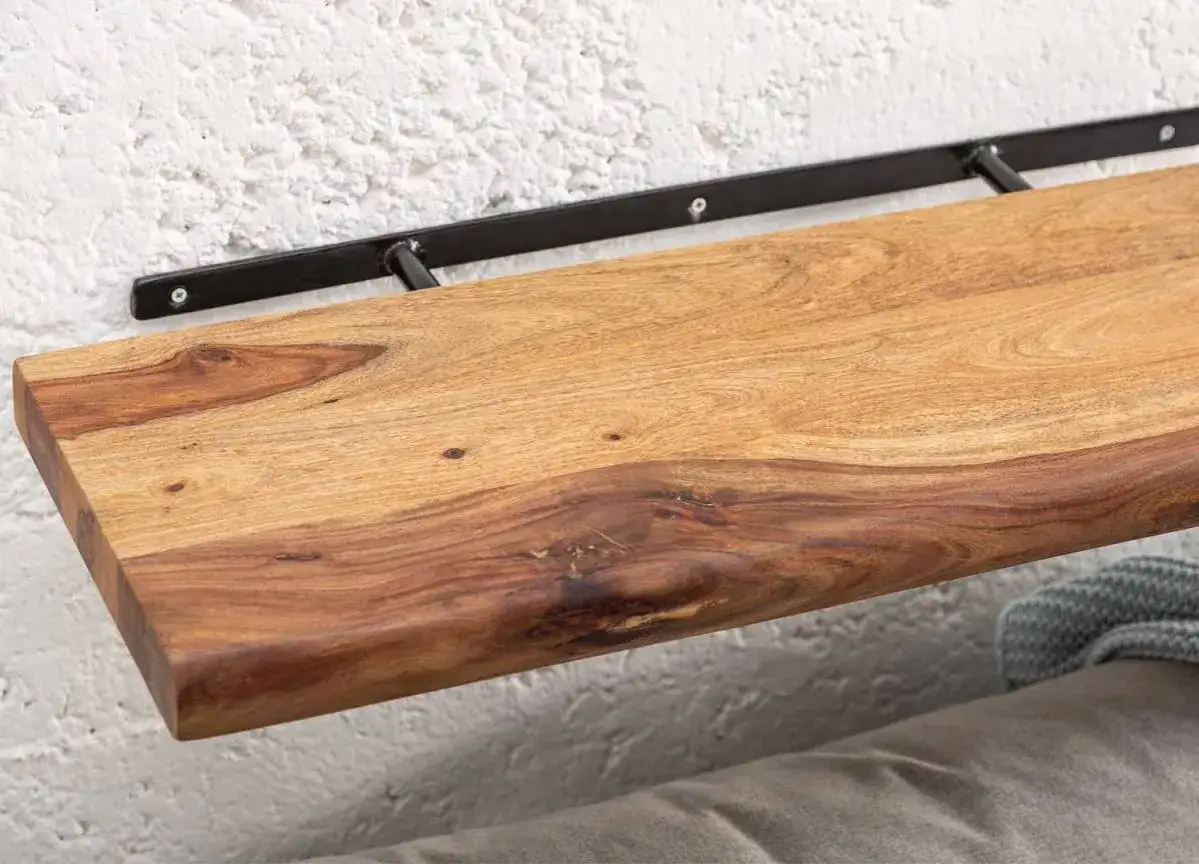 &Eacute;tag&egrave;re en bois brut fix&eacute;e au mur avec des supports discrets, une solution astucieuse pour fixer une &eacute;tag&egrave;re sans &eacute;querre visible.