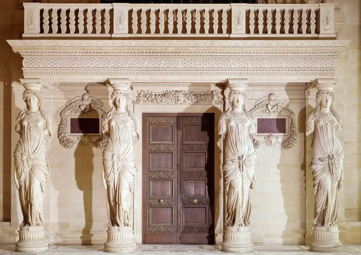 Statues de cariatides inspir&eacute;es par Jean Goujon, flanquant une porte orn&eacute;e, sous une balustrade sculpt&eacute;e.
