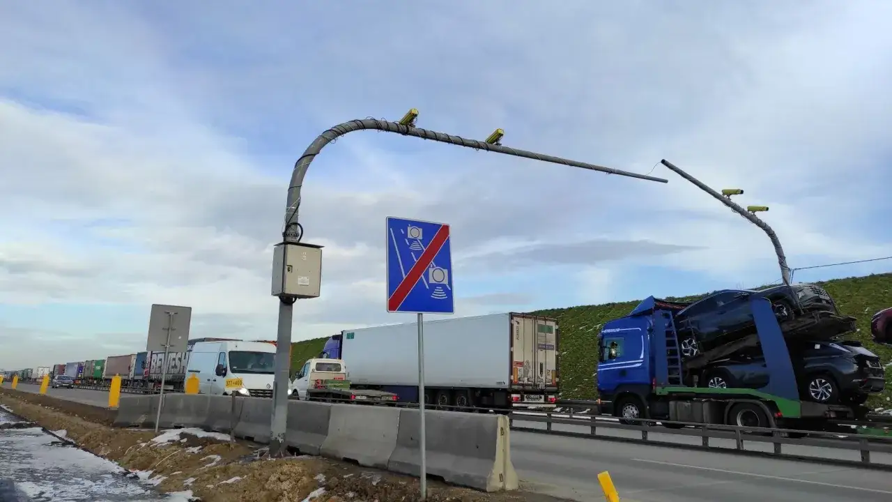 Koniec odcinkowego pomiaru prędkości na A1. System kamer nad drogą i znak informujący o końcu kontroli.