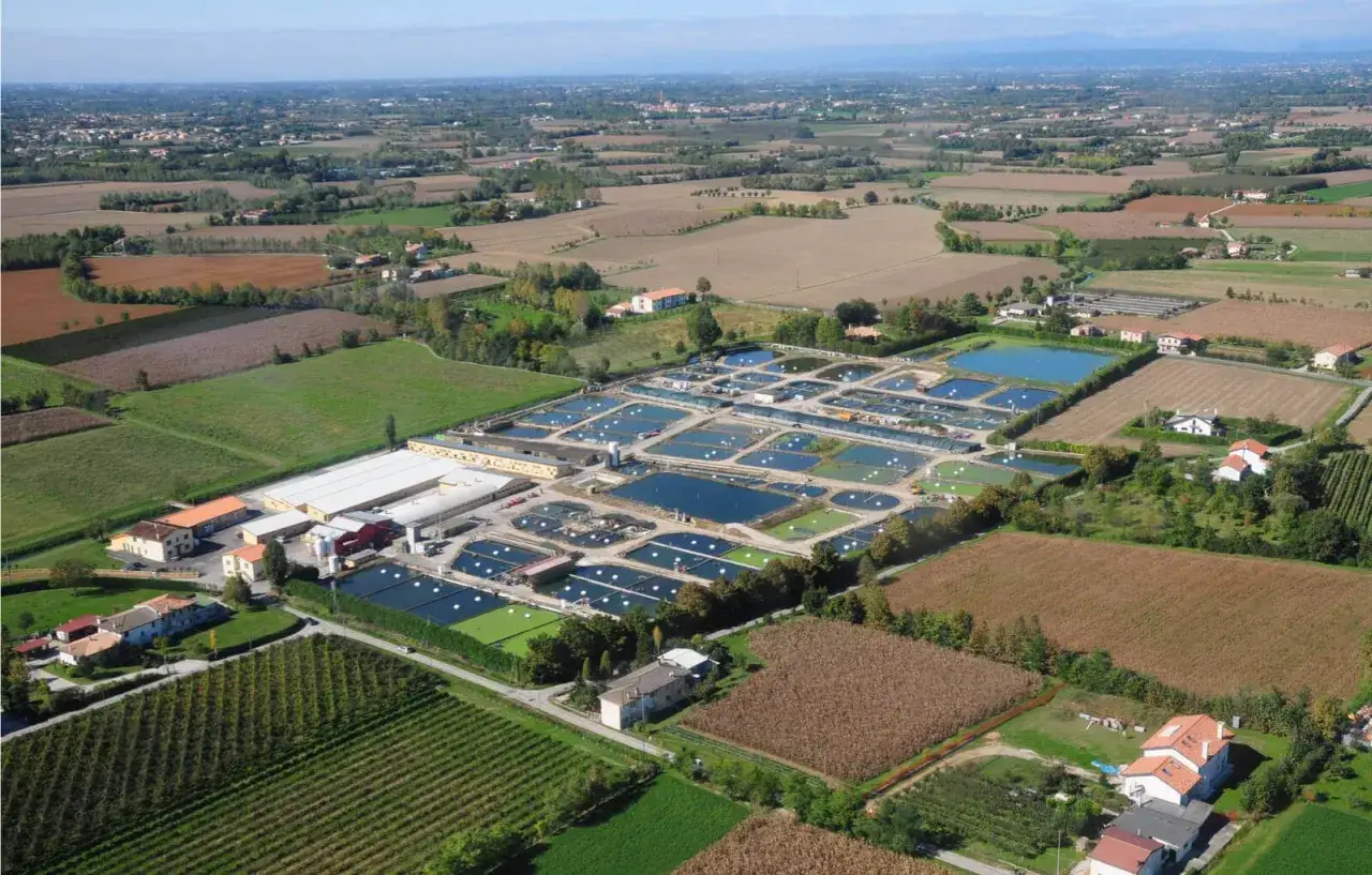 Vue a&eacute;rienne d'une ferme aquacole produisant de l'esturgeon beluga, avec de nombreux bassins et b&acirc;timents.