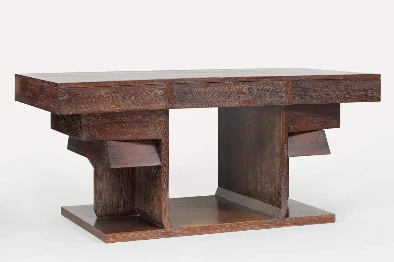 Bureau en ch&ecirc;ne massif, style Art D&eacute;co, par Pierre Legrain. Ses lignes g&eacute;om&eacute;triques et ses tiroirs superpos&eacute;s cr&eacute;ent une pi&egrave;ce sculpturale.