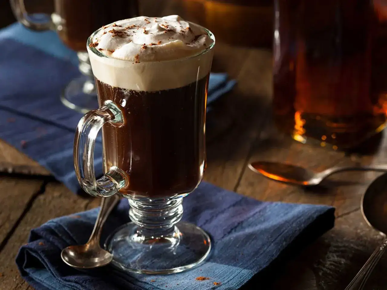 En v&auml;rmande irish coffee med fluffigt gr&auml;ddt&auml;cke och kanelstr&ouml;ssel. Perfekt f&ouml;r en mysig stund.