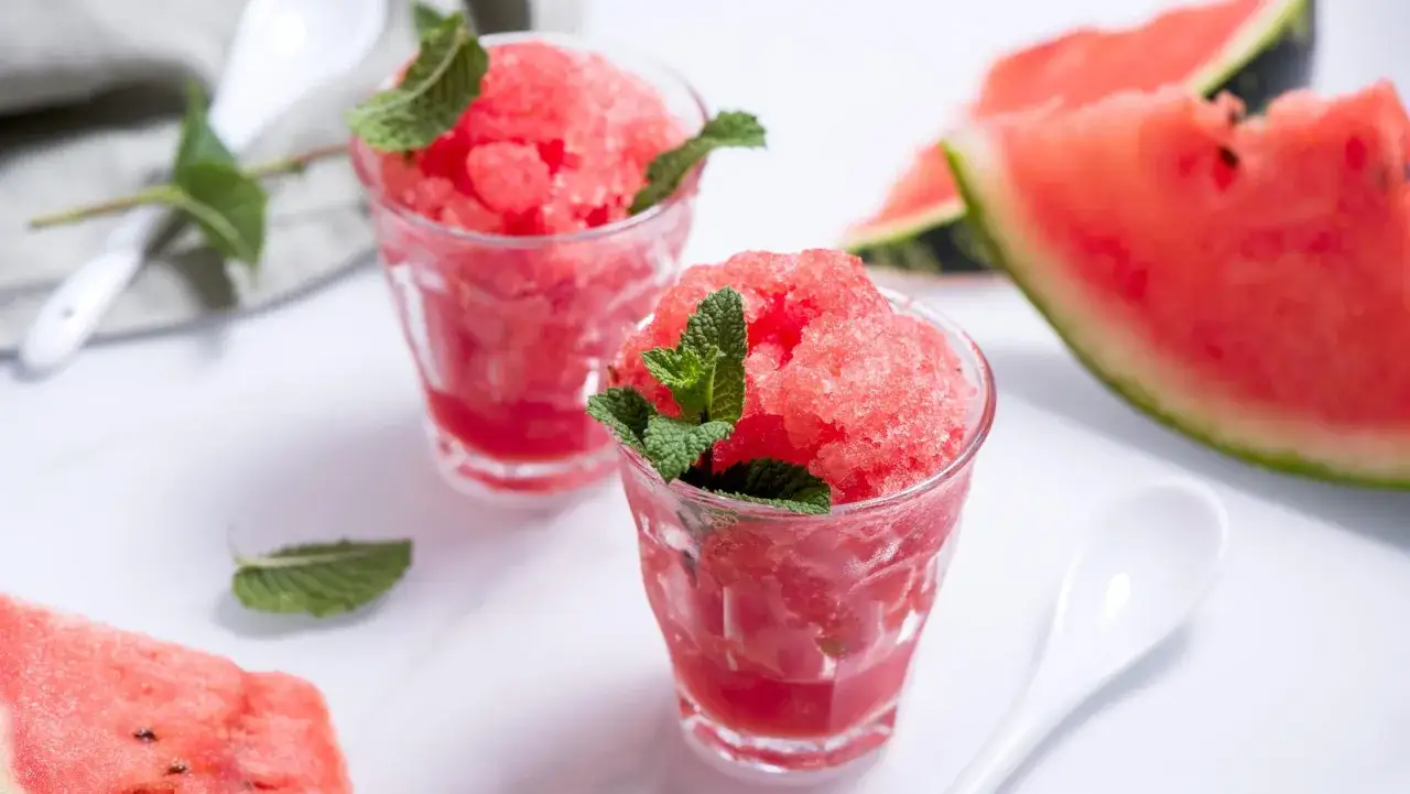 Erfrischendes Wassermelonen-Sorbet, perfekt zum Wassermelone einfrieren. Mit Minze garniert, ein Genuss an heißen Tagen.