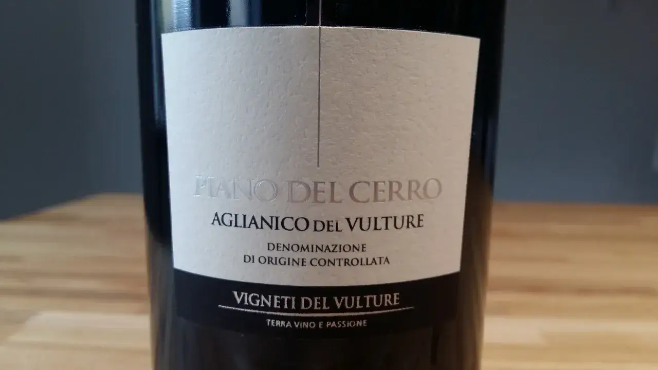 Butelka wina Aglianico del Vulture. Idealne wino półwytrawne a półsłodkie, z nutą ziemi i pasji.