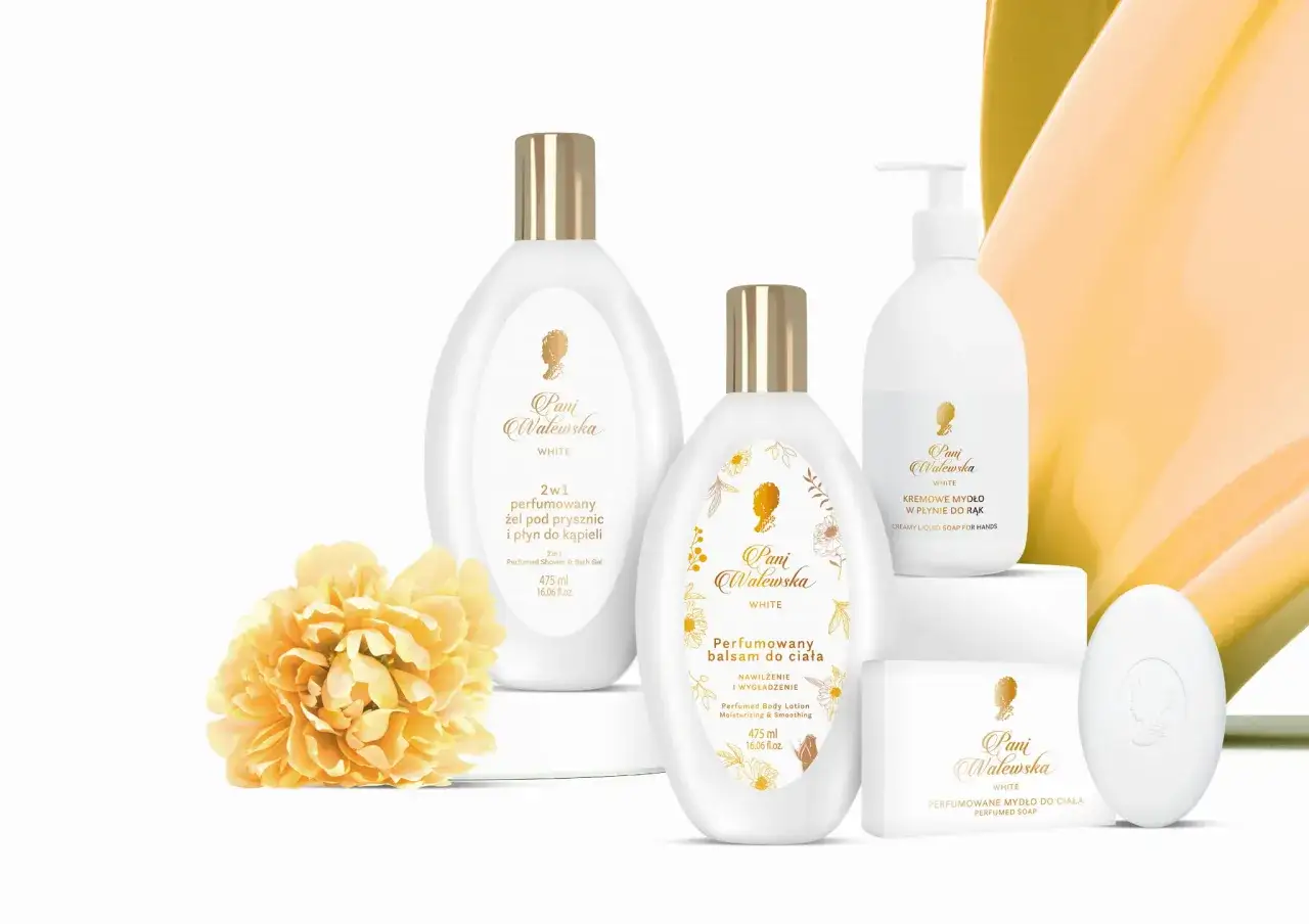 kobieta nakładająca balsam na skórę przed perfumami