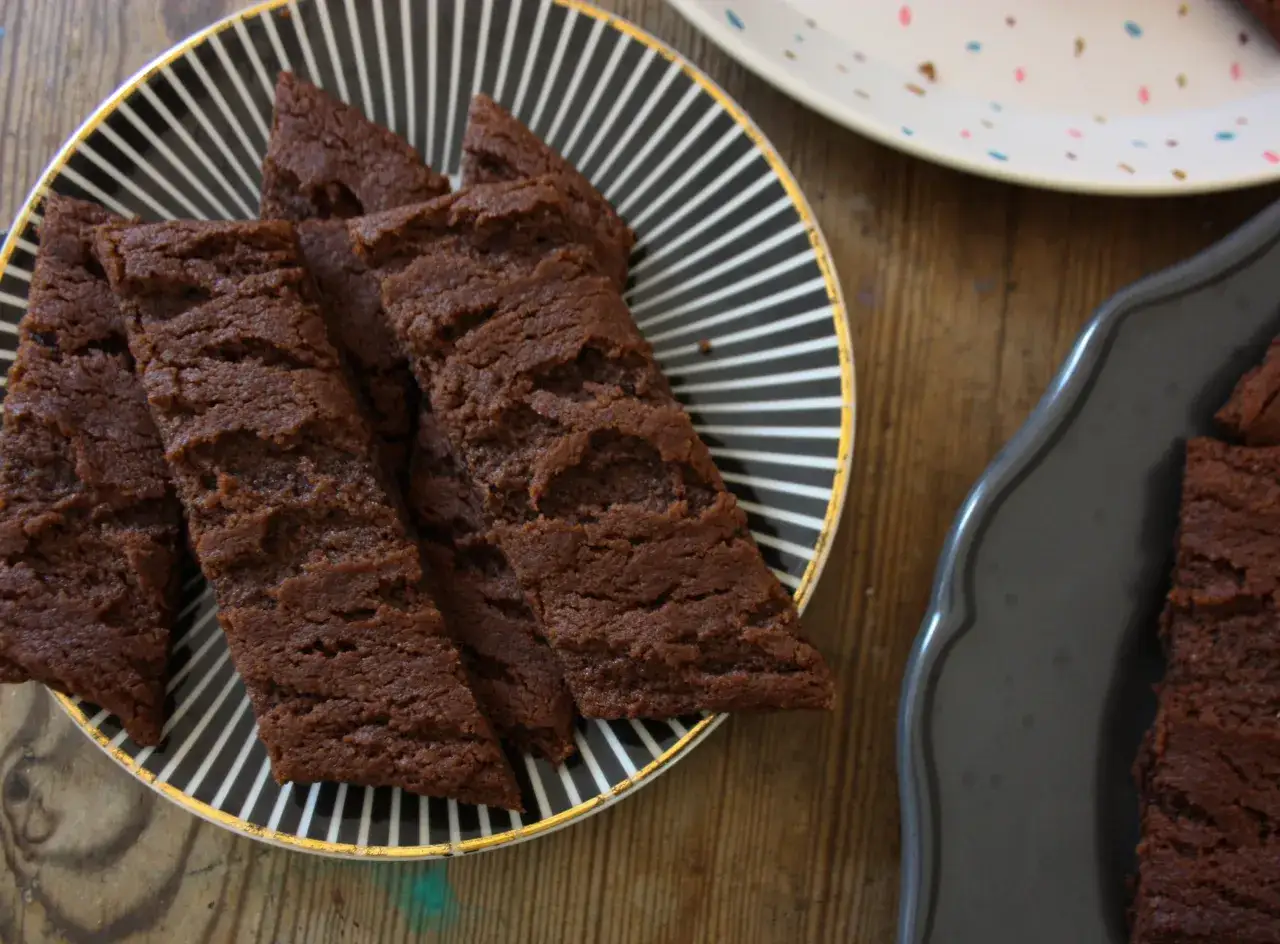 Fredriks fika: chokladsnittar p&aring; en svartvit randig tallrik. Mumsigt!