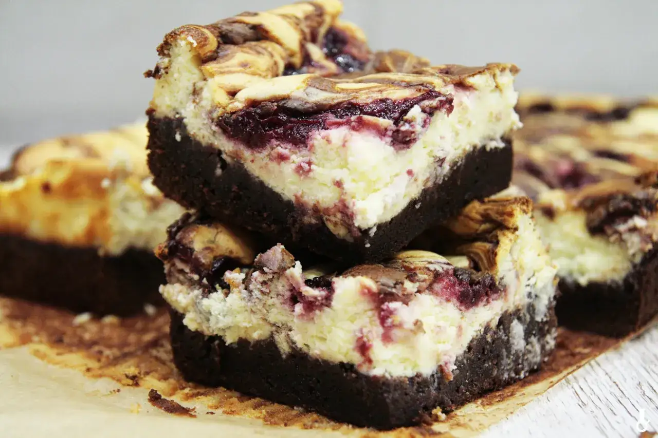 Pyszne ciasto na niedzielę: brownie z kremowym serkiem i wiśniami, idealne na rodzinne popołudnie.
