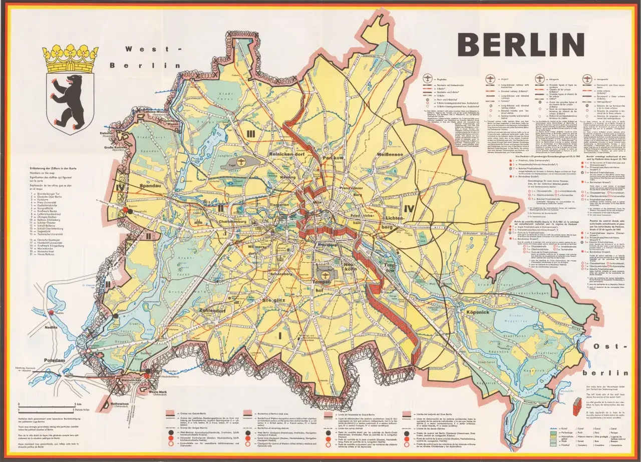 Mapa Berlina z zaznaczonym murem, który został rozebrany. Widoczne granice dzielnic i linie transportu.