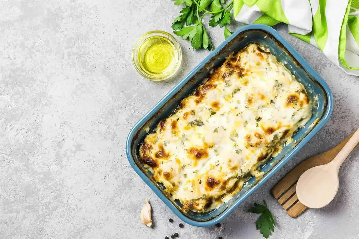 Zucchine al forno con mozzarella filante, dorate e profumate, pronte per essere gustate.