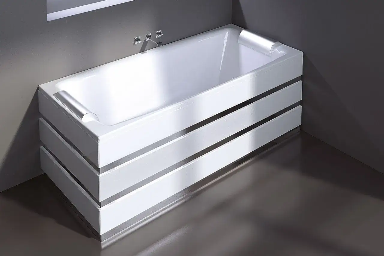 Une baignoire moderne en acier ou acrylique, avec un rev&ecirc;tement blanc &agrave; lattes horizontales, se dresse dans une salle de bain &eacute;pur&eacute;e.