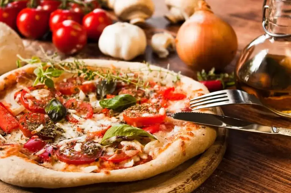jedzenie pizzy nożem i widelcem we Włoszech
