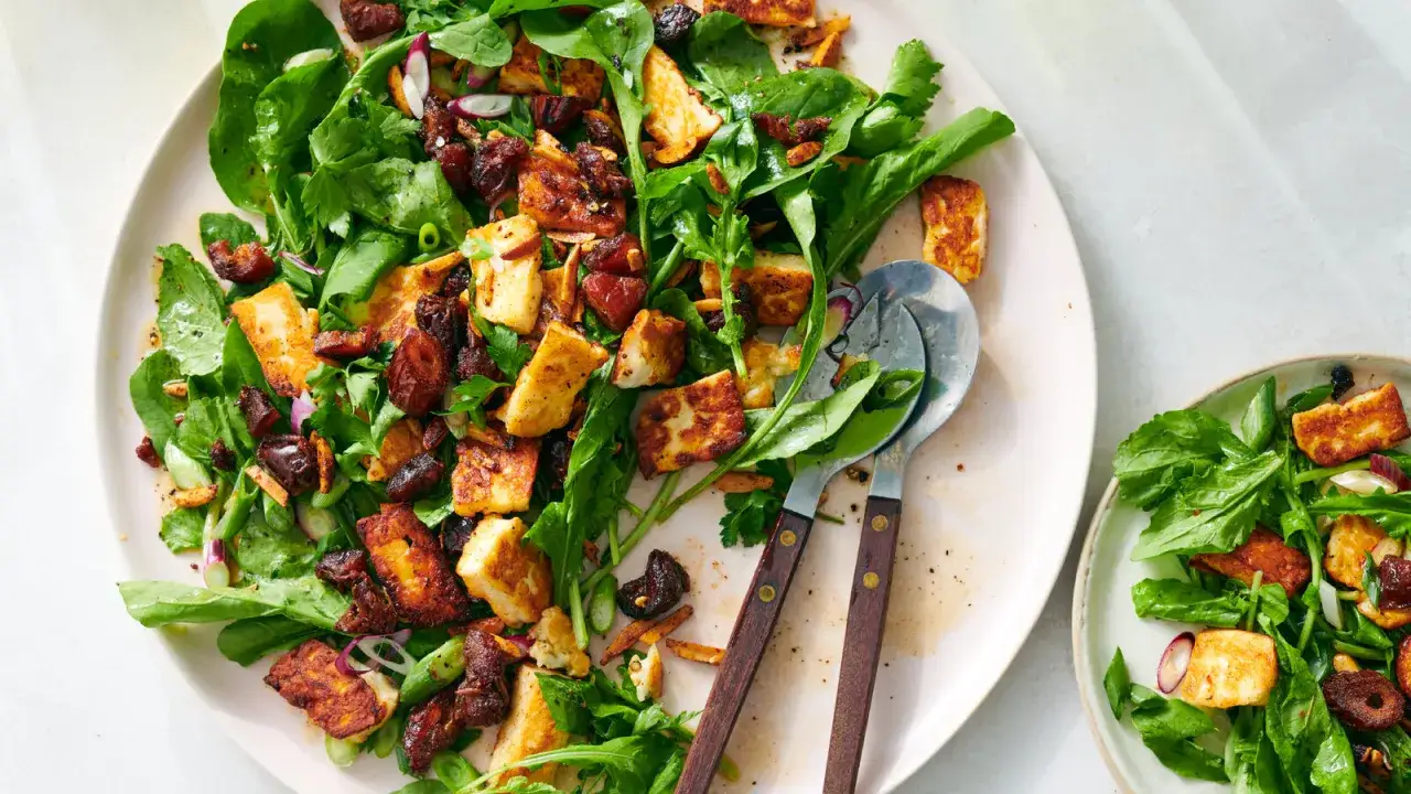 En h&auml;rlig halloumi sallad med gr&ouml;na blad, torkad frukt och n&ouml;tter. Perfekt f&ouml;r en l&auml;tt lunch eller middag.