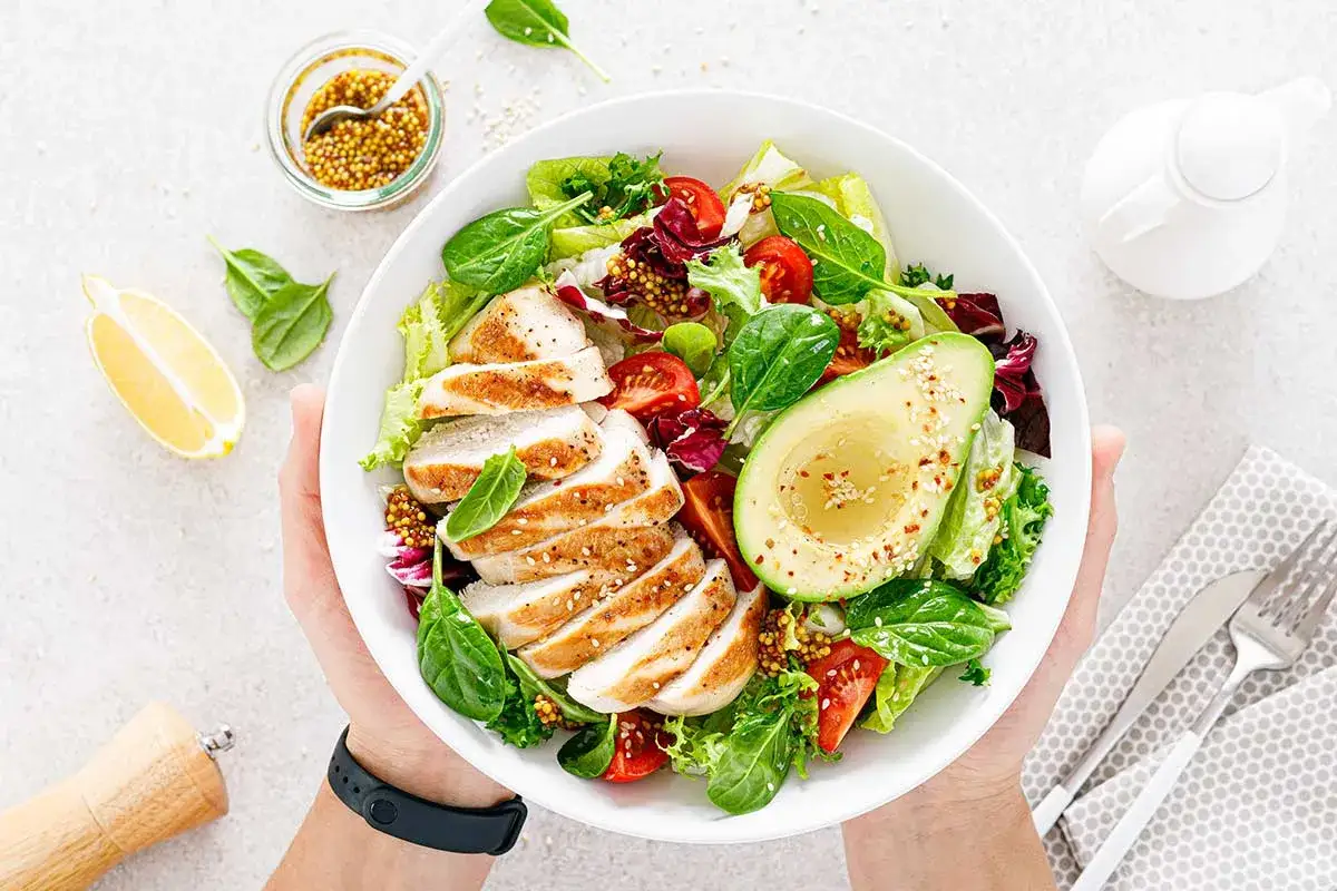 Salade color&eacute;e avec poulet grill&eacute;, avocat, tomates cerises et vinaigrette &agrave; la moutarde. Un repas sportif parfait pour refaire le plein d'&eacute;nergie.