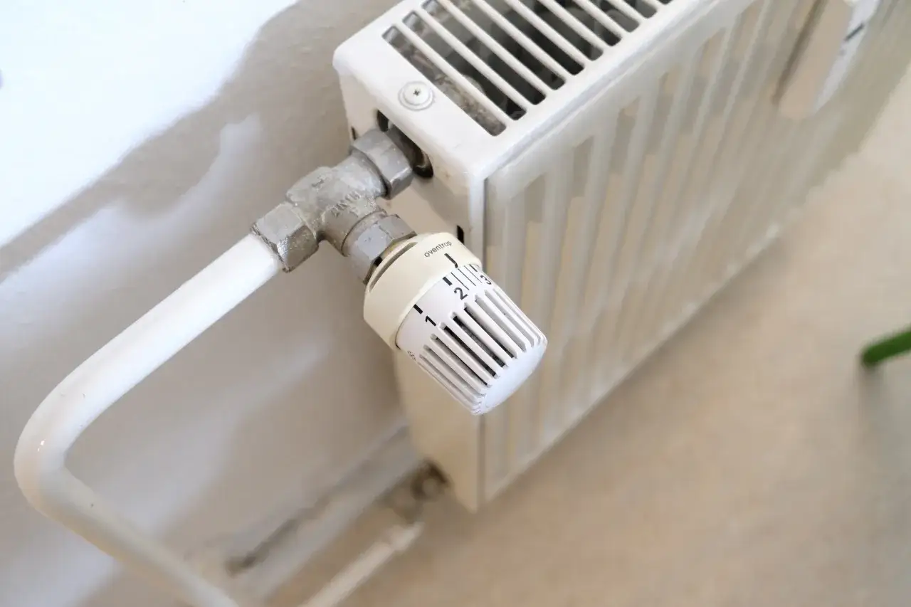 Heizk&ouml;rperthermostat zeigt Einstellung 2. Instandhaltungskosten Mieter umlegbar? Die Frage nach der Umlagef&auml;higkeit von Heizkosten ist relevant.