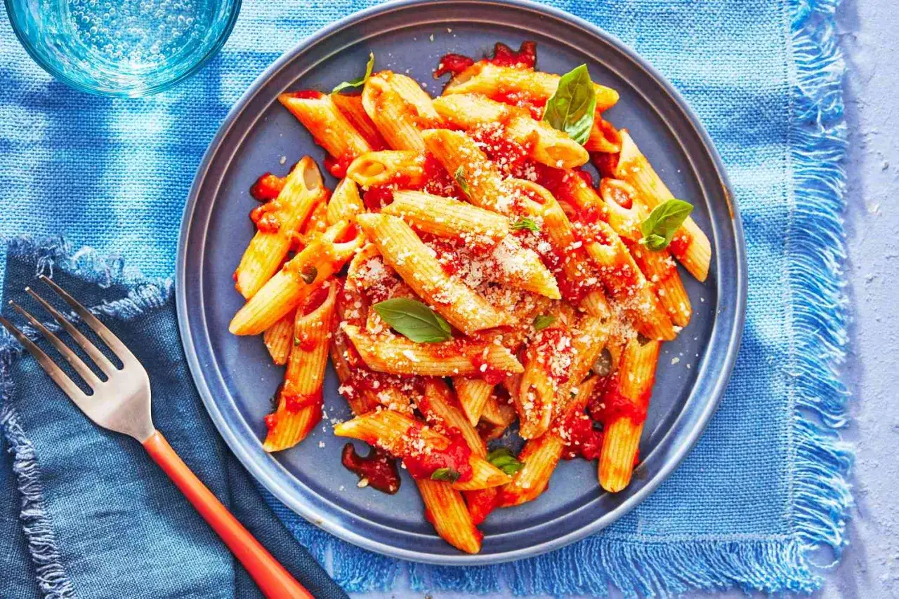 Penne z sosem pomidorowym i parmezanem, idealne, gdy chcesz szybko wiedzieć, jak podgrzać makaron w mikrofali.