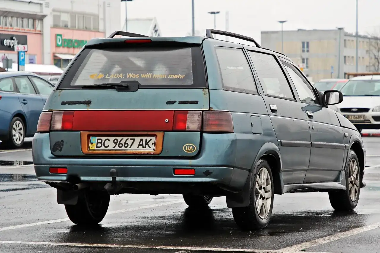 Tylna część niebieskiego kombi Lada z ukraińską tablicą rejestracyjną BC 9667 AK. Na szybie naklejka