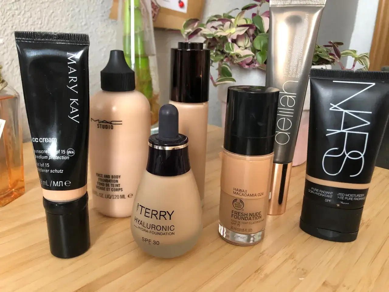 Varias bases de maquillaje de marcas como Mary Kay, MAC, By Terry, The Body Shop y NARS, que es una base de maquillaje para unificar el tono de la piel.