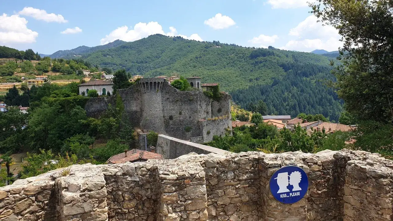 Roccia antica e verde lussureggiante incorniciano un borgo medievale, forse il paese più bello della Garfagnana. Un cartello