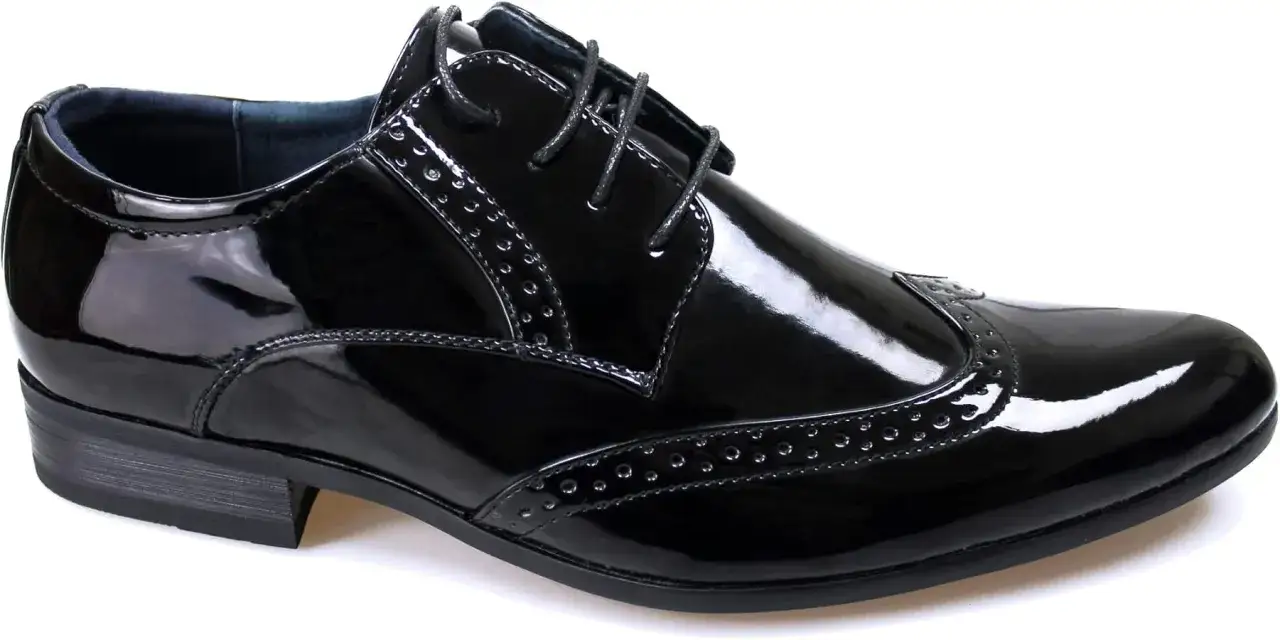 Scarpe smoking lucide nere con dettagli traforati e lacci. Perfette per un'occasione speciale.