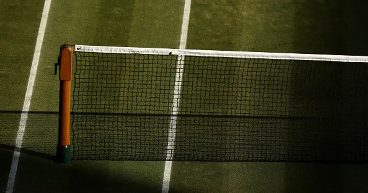 Tenisowa siatka na trawiastym korcie. Gdzie oglądać Wimbledon? Tu zaczyna się gra!