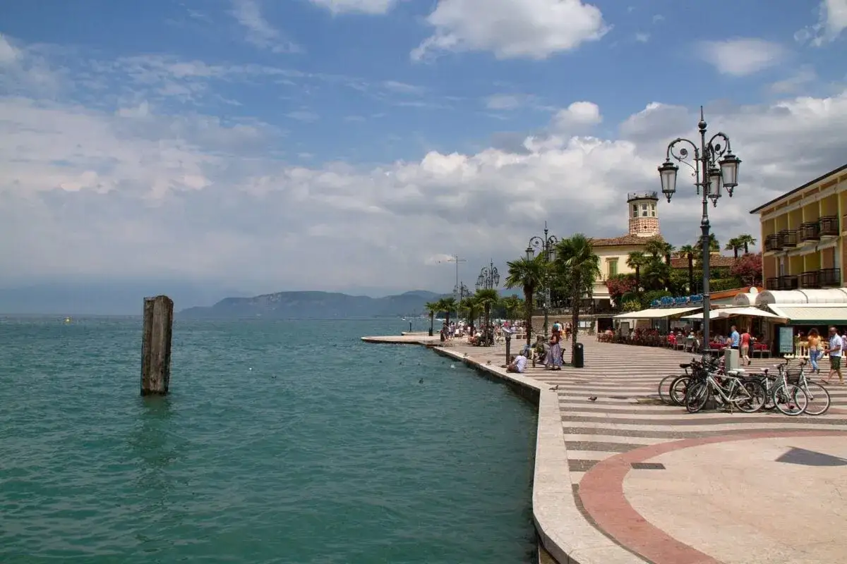 Passeggiata sul lungolago di Lazise, tra palme, locali e scorci sul lago. Cosa vedere? Tutto questo!