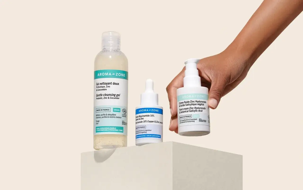 Trois produits Aroma-Zone : gel nettoyant, sérum à la niacinamide et crème hydratante. La vitamine B3, présente dans la niacinamide, offre de nombreux bienfaits pour la peau.