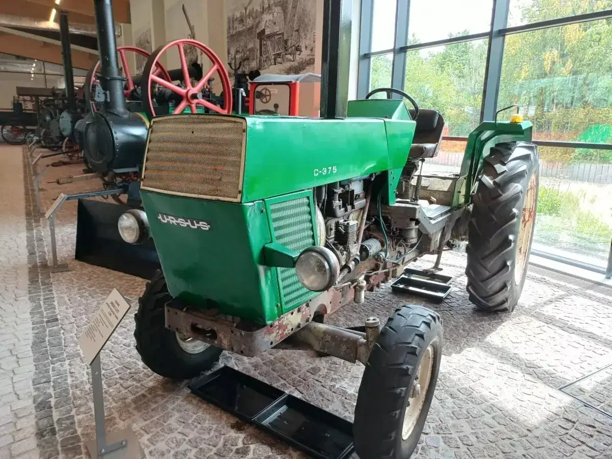 Zielony Ursus C-375, klasyk polskiego rolnictwa, prezentowany w muzeum.