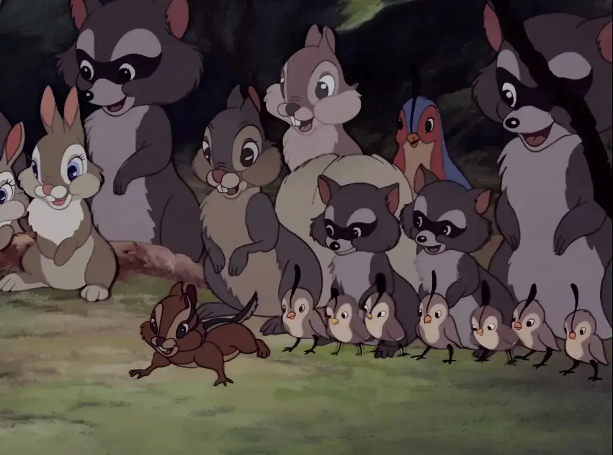 Urocza scena z bajki Bambi: wiewiórka, króliki, szopy i ptaszki w lesie.