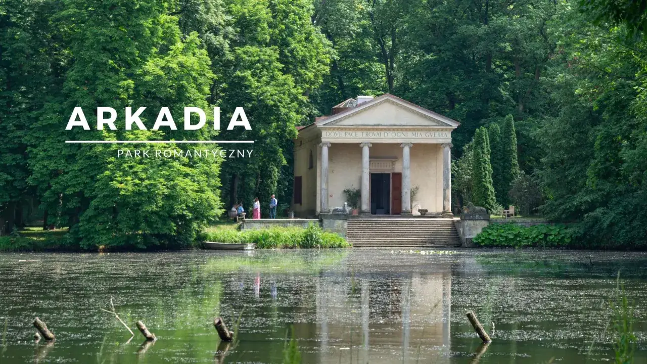 Park Arkadia, z romantycznym budynkiem świątyni i spokojną wodą, zaprasza do odpoczynku.