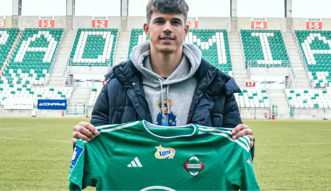 Piłkarz prezentuje zieloną koszulkę Radomiaka. Nowe radomiak transfery zasilą klub.