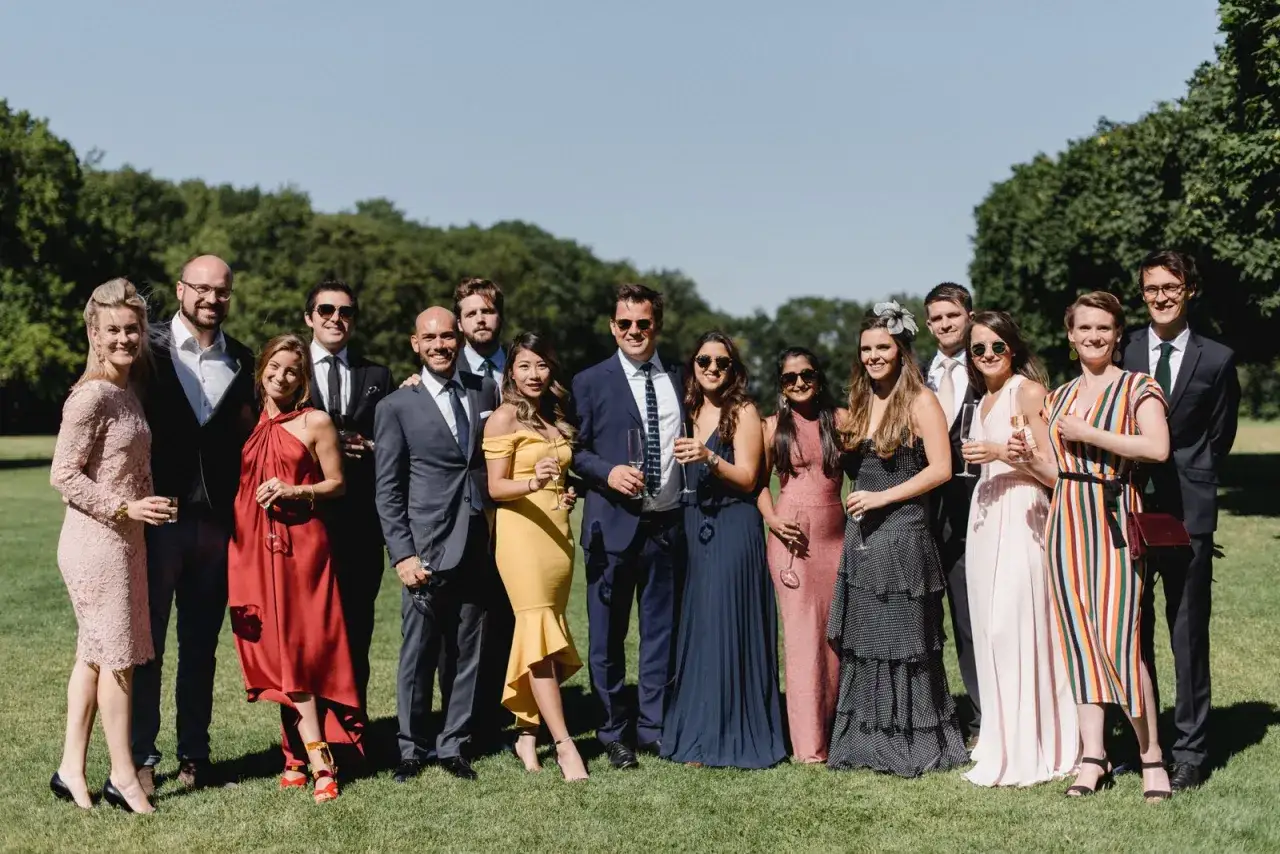 Gruppe feiert Silberhochzeit. G&auml;ste in festlicher Kleidung, ein stilvolles silberhochzeit outfit gast.