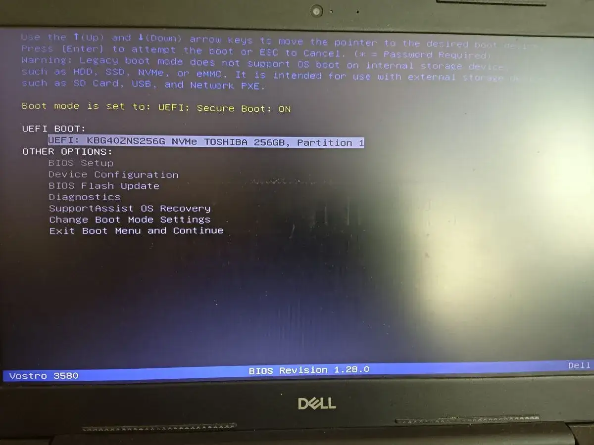 Ekran startowy laptopa Dell Vostro 3580 z włączonym trybem UEFI i Secure Boot. Wyświetla opcje rozruchu, w tym dysk NVMe Toshiba.