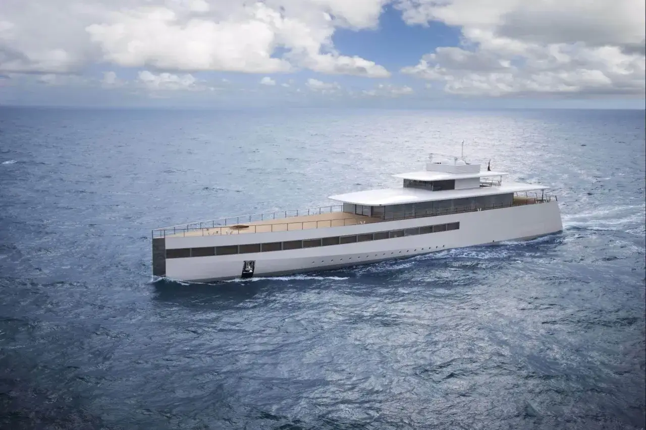 Un elegante yacht Philippe Starck solca le acque blu, con un design minimalista e moderno.