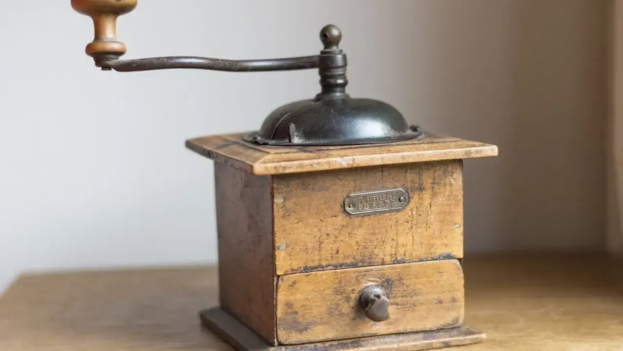 Macinino da caffè antico in legno, un pezzo da collezione tra gli oggetti antichi più ricercati.