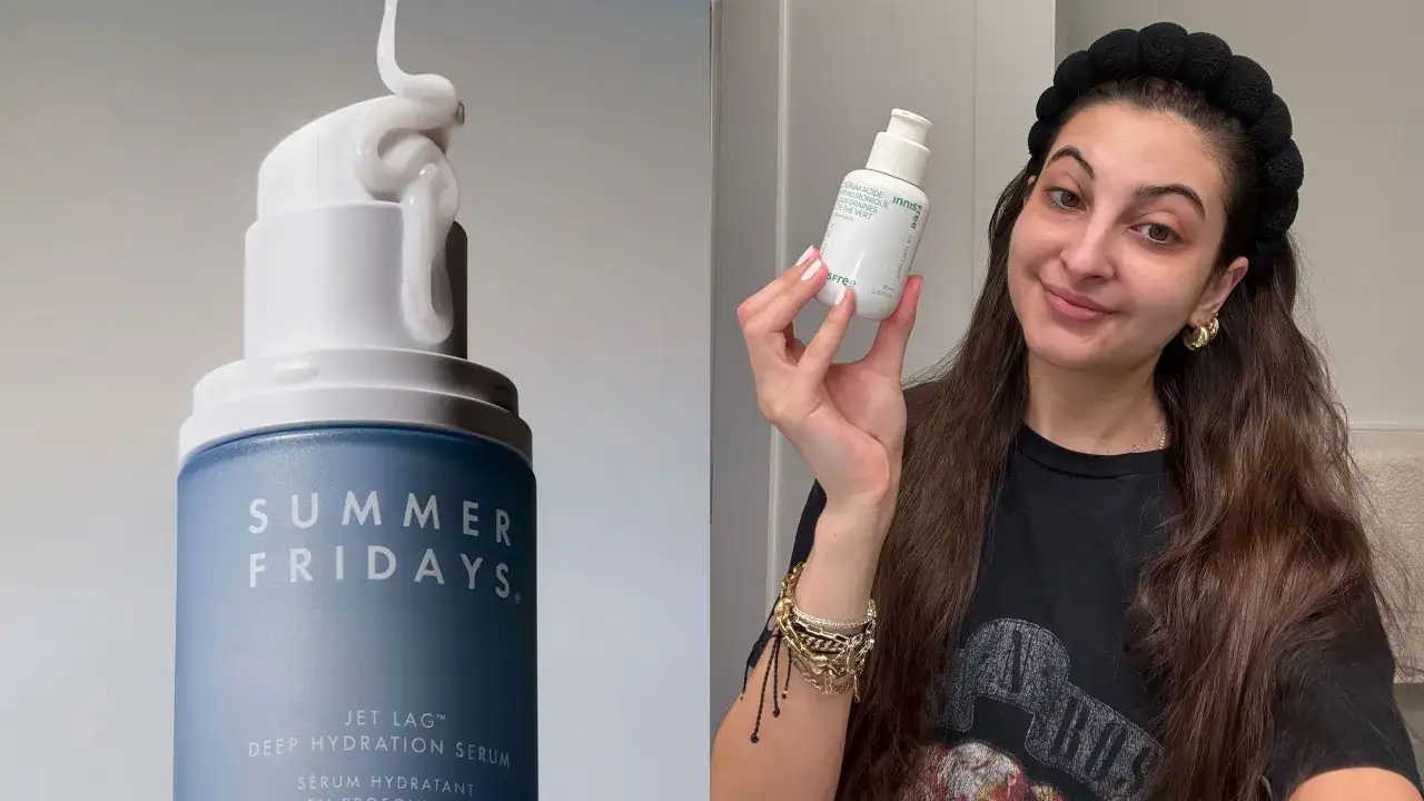 Krem Summer Fridays z Jet Lag, który zawiera skwalan, nawilża skórę. Obok młoda kobieta z opaską na głowie trzyma serum.