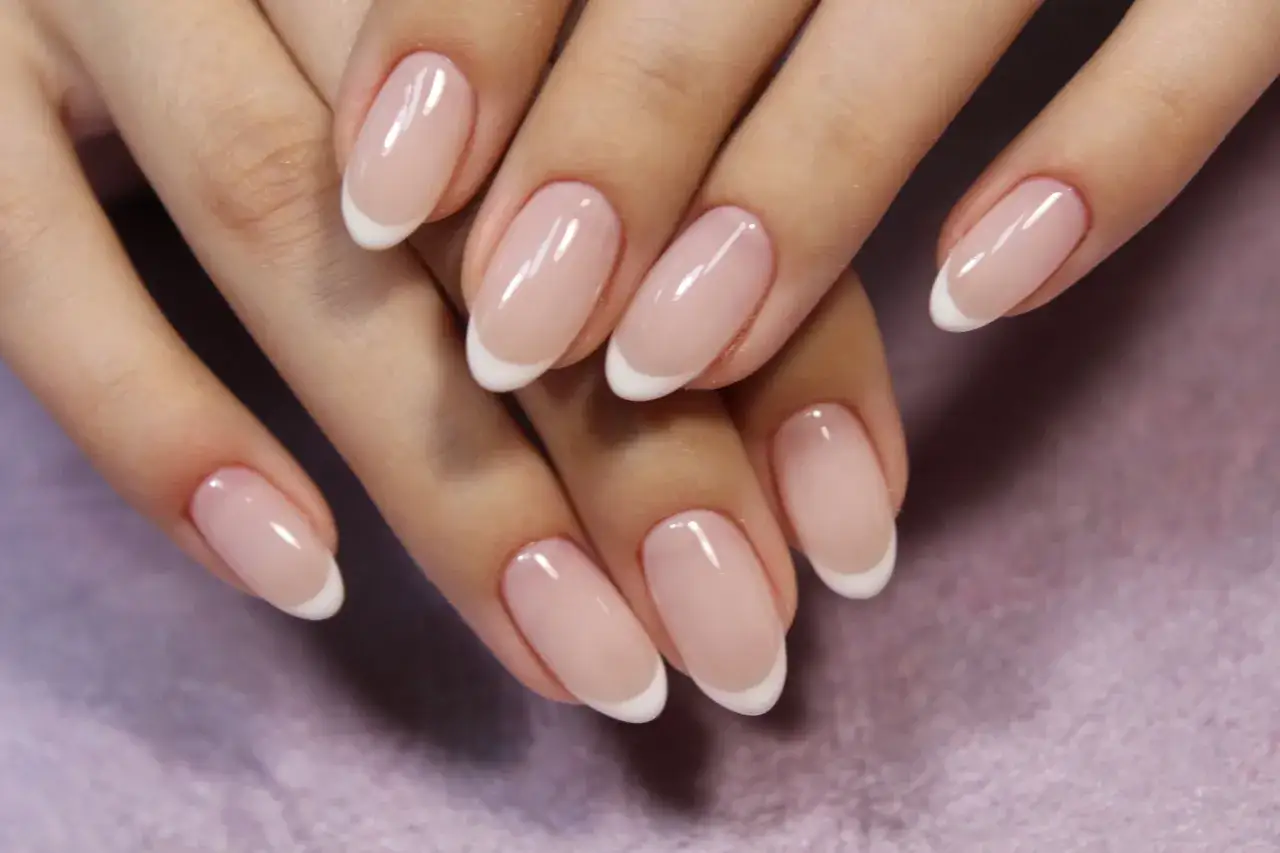 Unghie a mandorla estive con french manicure impeccabile, un look classico e raffinato per ogni occasione.