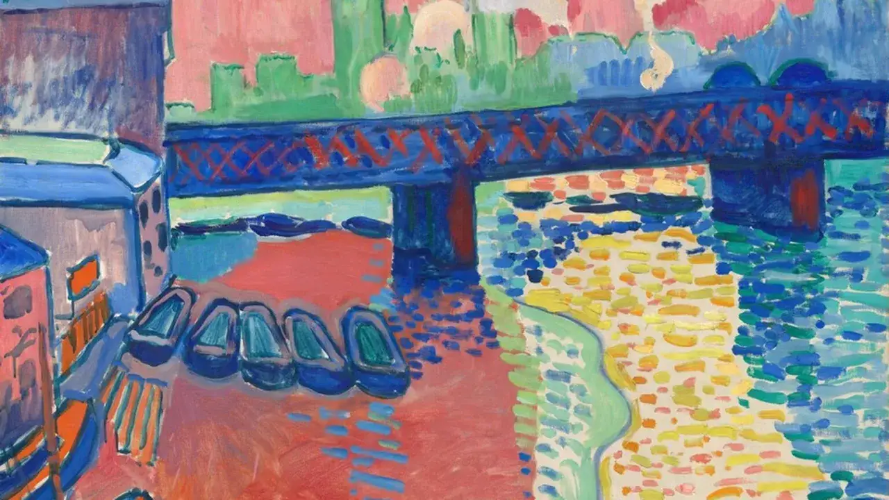 Lebendige Fauvismus Bilder: Eine Br&uuml;cke &uuml;berspannt ein rotes Wasser mit Booten, w&auml;hrend Geb&auml;ude und eine gr&uuml;ne Landschaft in kr&auml;ftigen Farben leuchten.