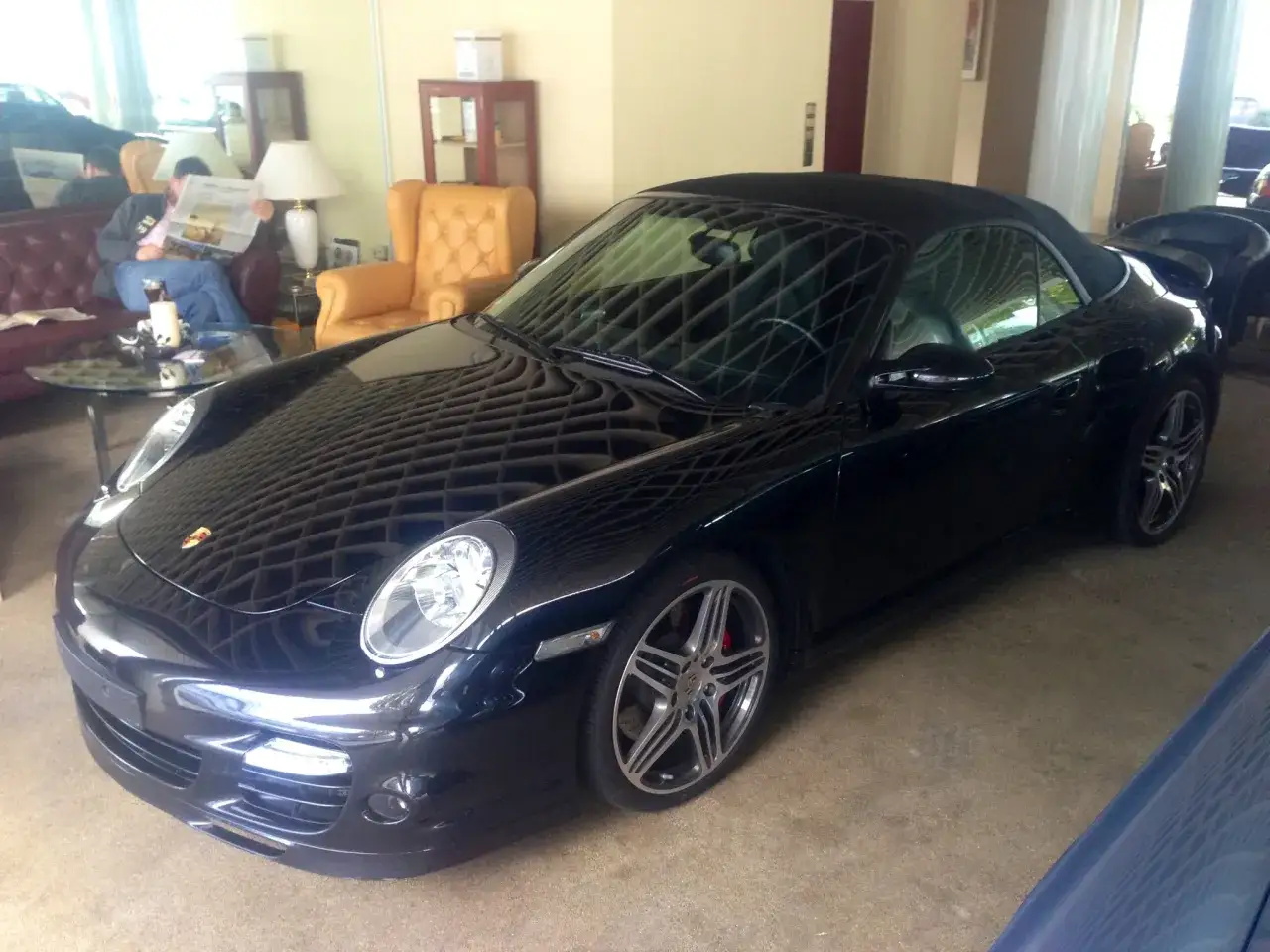 Schwarzer Porsche Cabrio wartet auf Service. Die Kosten für Porsche Service sind hier ein Thema.