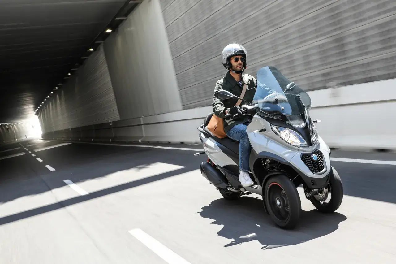 Piaggio MP3 500 na autostradzie