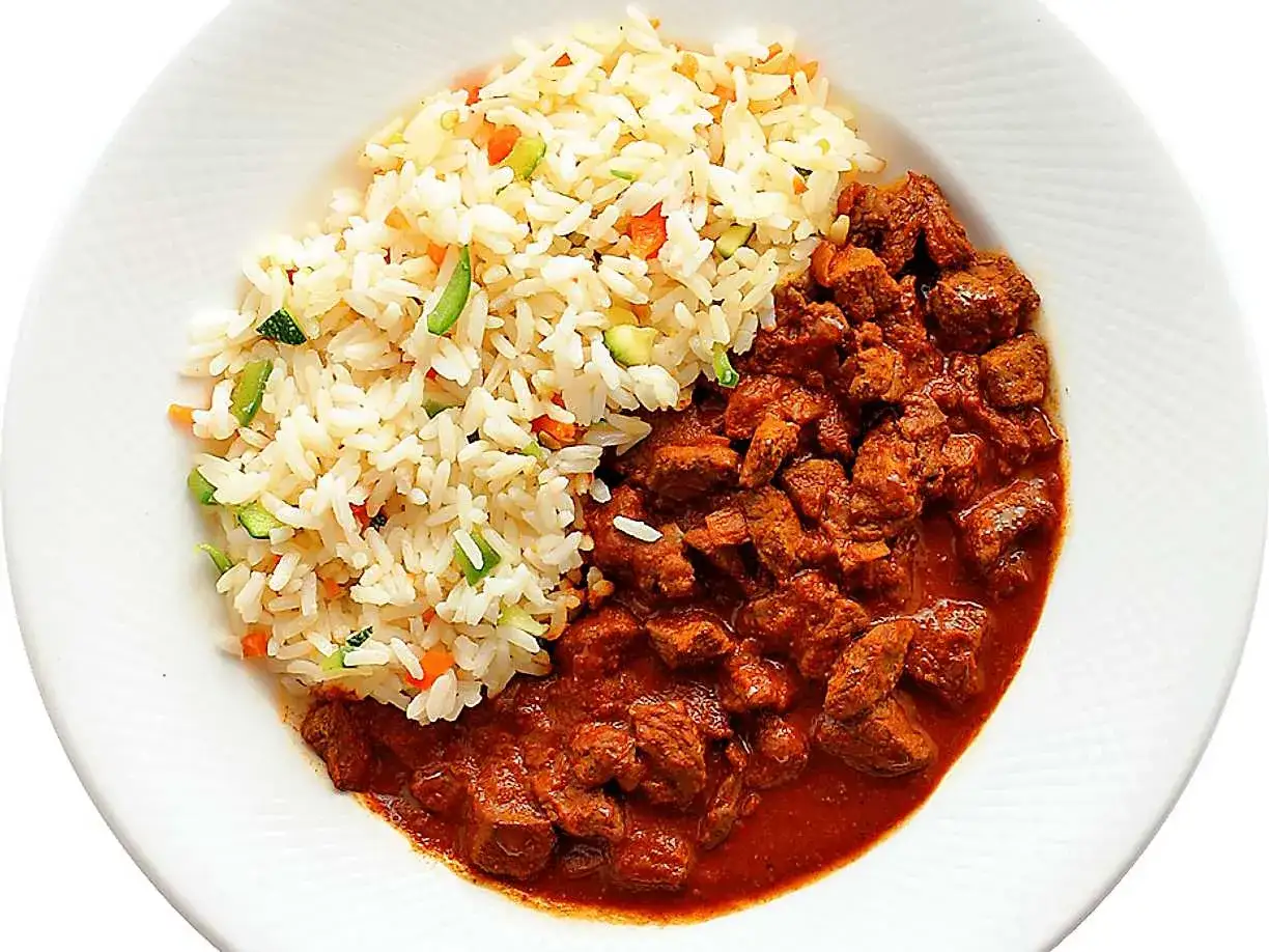 En portion ungersk gulasch med ris och gr&ouml;nsaker. K&ouml;ttet &auml;r m&ouml;rt och s&aring;sen smakrik.