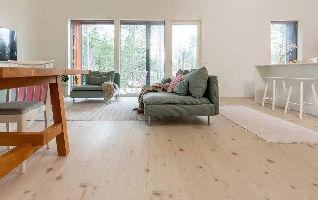 Ljust golv i tr&auml; ger en varm och inbjudande k&auml;nsla i vardagsrummet. Inspiration f&ouml;r ett hem med naturk&auml;nsla.