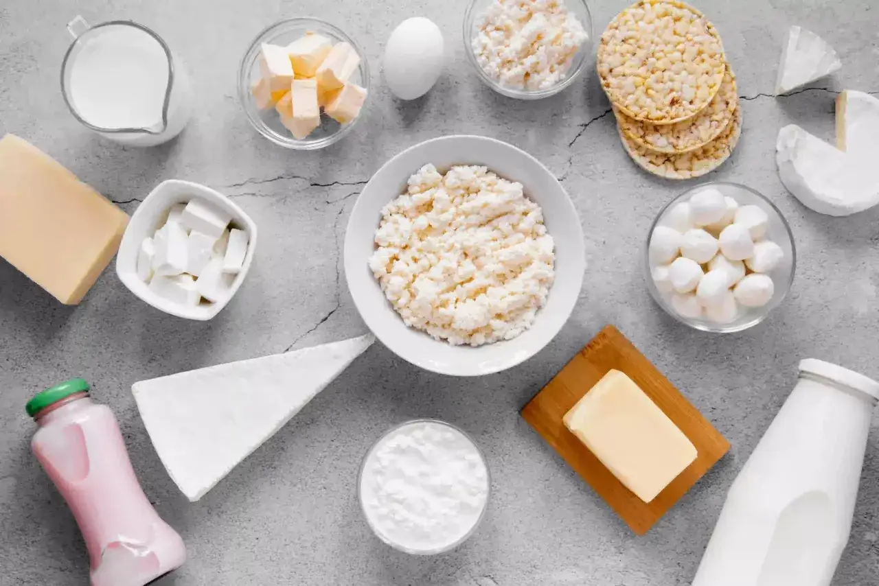 R&oacute;żnorodne produkty bogate w wapń: mleko, sery, jogurt, masło, jajko i wafle ryżowe.