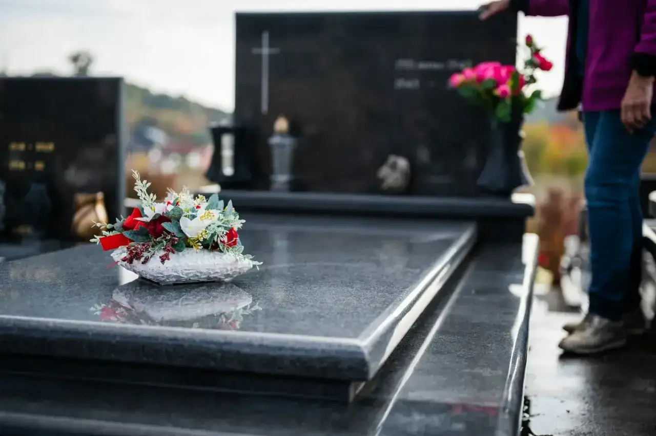 czynniki wpływające na koszt graweru na nagrobku