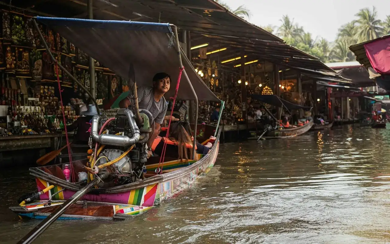 Bunter Kahn mit Motor f&auml;hrt durch einen lebhaften **floating market**. H&auml;ndler verkaufen Waren von ihren Booten.