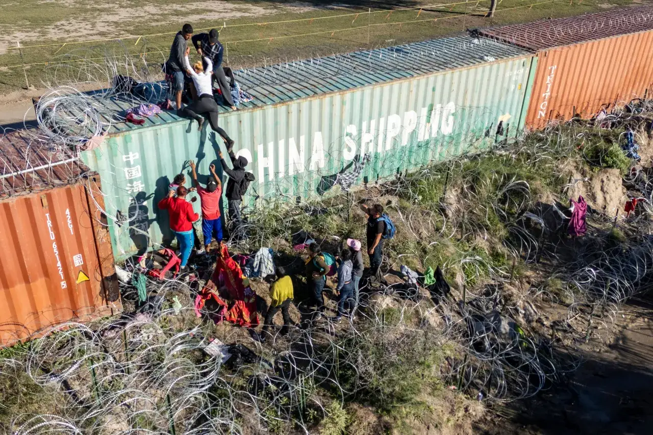 Zdjęcie Teksas ogłasza inwazję, odmawia posłuszeństwa Bidenowi, dziesiątki innych stanów z poparciem. W tle – nielegalna imigracja